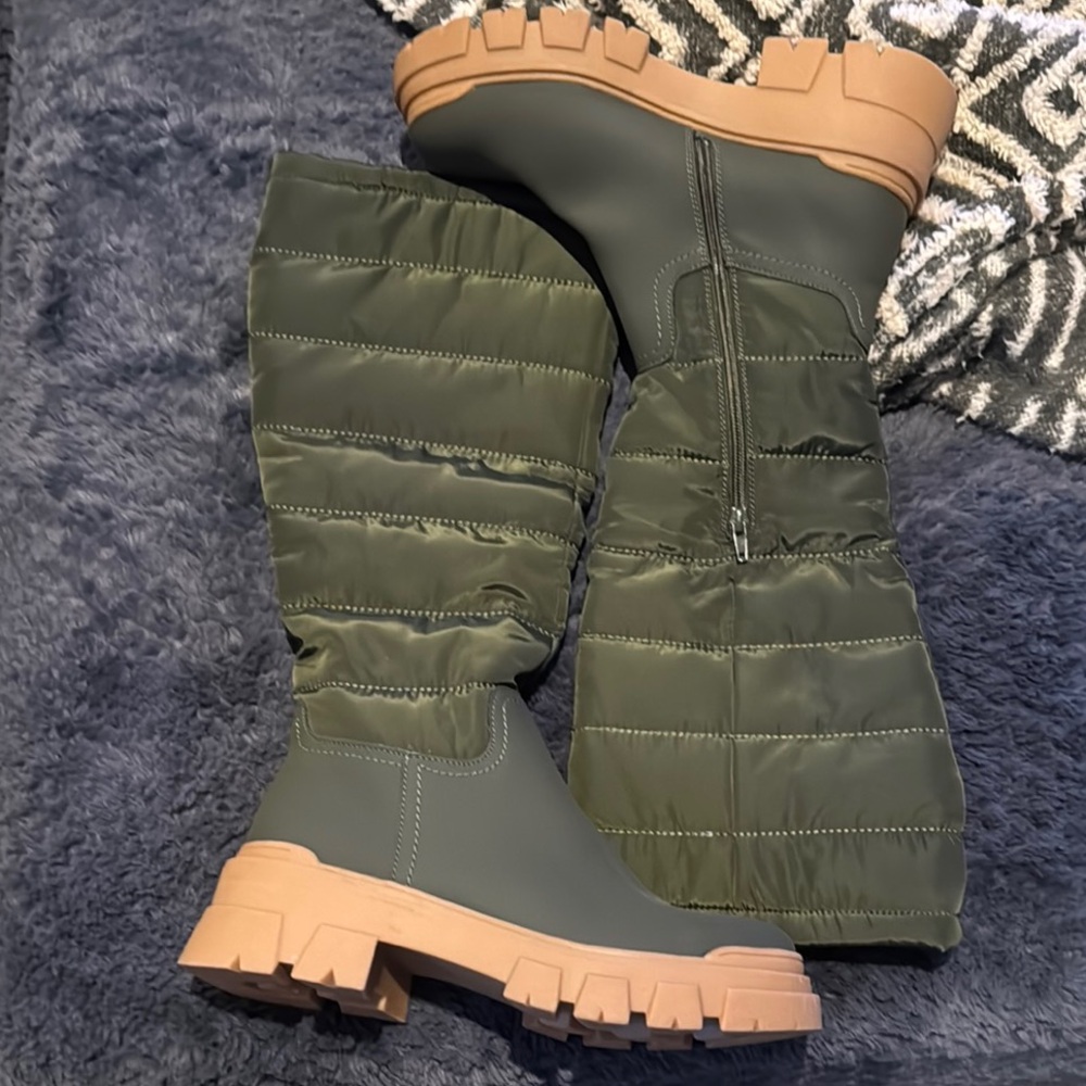 Steve Madden Green and Tan Quilted Winter Boots